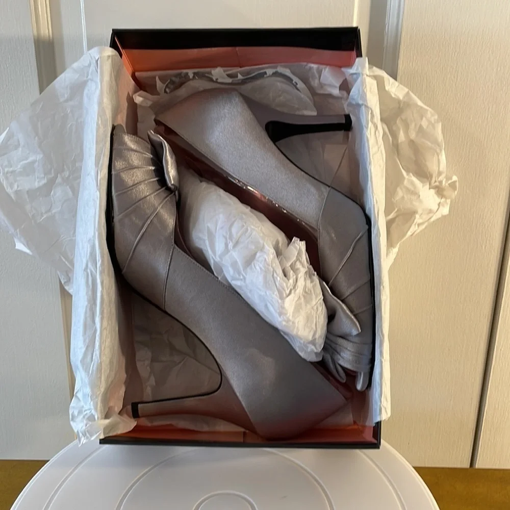 ‼️ 🎊❤️ HOST PICK ❤️ 🎉 Nina New York Silver Satin Peep Toe Pumps Size 9M ‼️